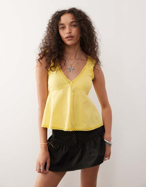 Top amarillo de tirantes estilo babydoll de popelina con bordado inglés y ribetes de encaje de Reclaimed Vintage