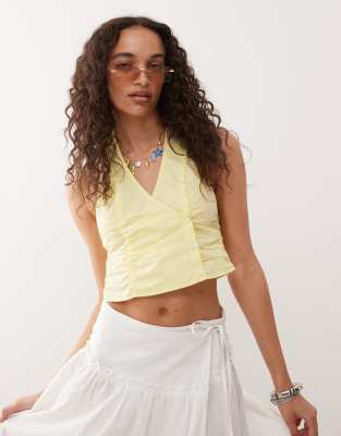 Top amarillo pálido cruzado con cuello halter y lateral fruncido de Monki - view 1