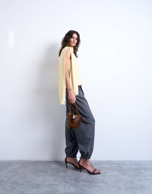 Top amarillo pastel con detalle de fular de satén de Topshop, 2 de 4
