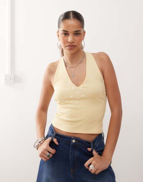 Top amarillo pastel de cuello halter con botones nacarados de COLLUSION - view 1