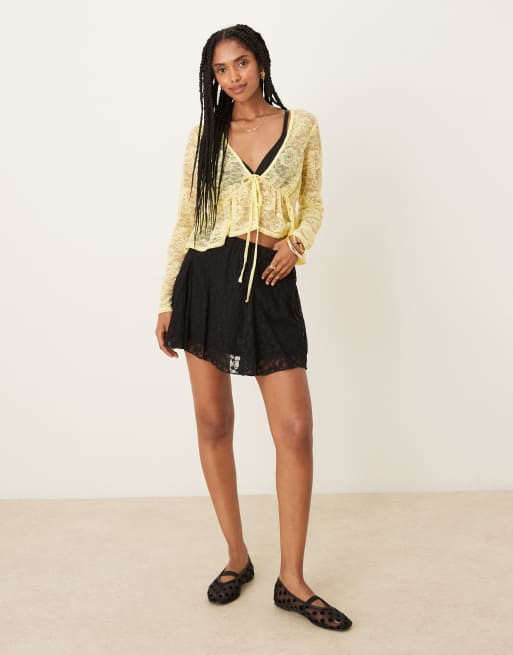 Top amarillo transparente vaporoso de manga larga de encaje de