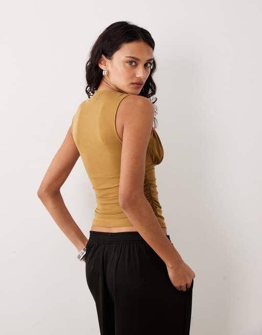 Top amarillo verdoso con detalle anudado de cupro Priska de Motel, 3 de 4