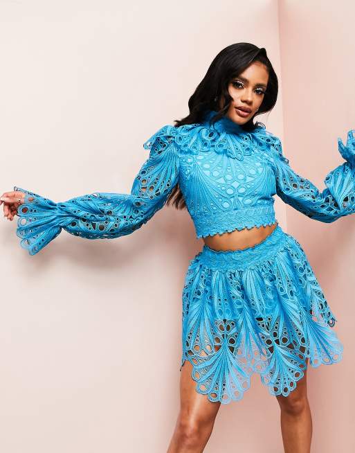 Top azul bordado con volante en el cuello de ASOS Luxe (parte de un conjunto)