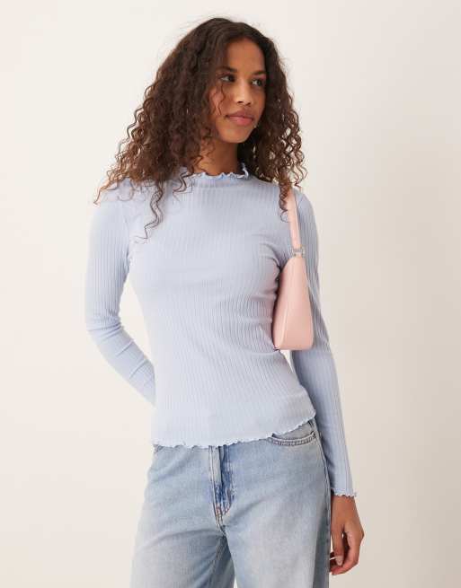 Top azul claro con cuello alto y bordes ondulados de JDY
