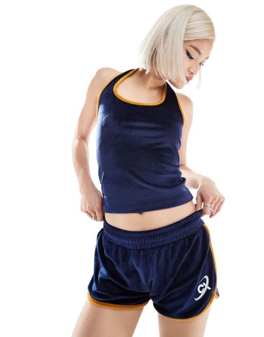 Top azul con cuello halter de velour de COLLUSION (parte de un conjunto)