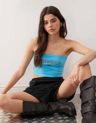 Top azul con escote palabra de honor y estampado "Blessed" de Noisy May - view 1