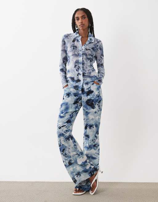 Top azul con estampado de ángeles y botones de malla de Good American (parte de un conjunto), 2 de 4