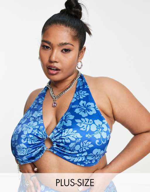 Top azul de cuello halter con estampado hawaiano y anilla delantera de COLLUSION Plus (parte de un conjunto)
