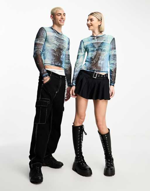 Top azul de manga larga con estampado difuminado de malla de COLLUSION Unisex, 4 de 4