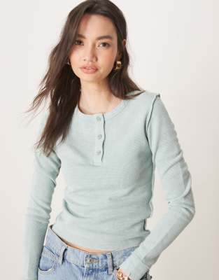 Top azul lavado de manga larga con cuello panadero de tejido gofrado de ASOS DESIGN - view 1