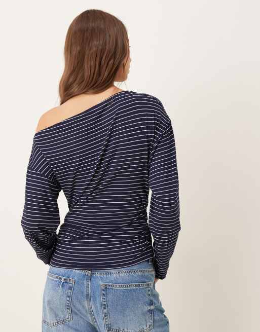 Top azul marino asimétrico y ceñido de manga larga de ASOS DESIGN, 3 de 4