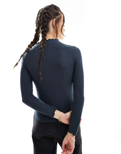 Top azul marino con cuello alto y bordes ondulados de canalé de ONLY  , 2 de 4