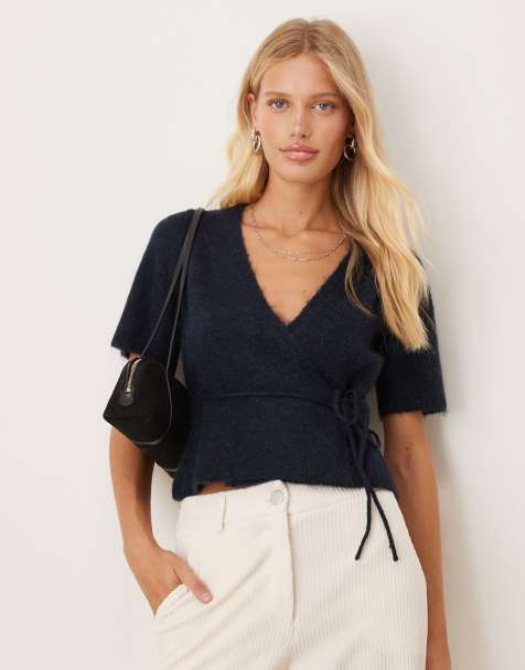 Top azul marino de manga corta con cuello de pico y lazada delantera cruzada de punto con lana de alpaca de Gina Tricot - view 1