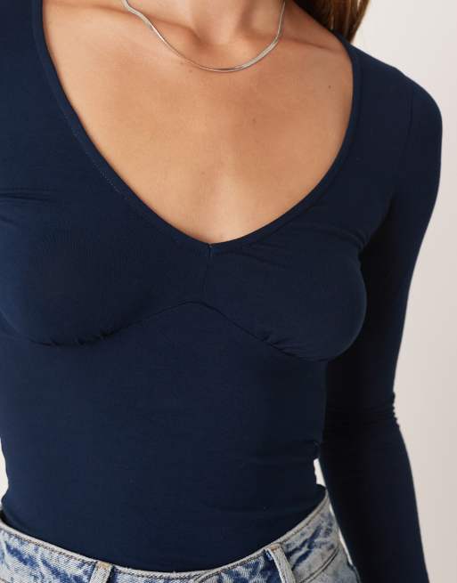 Top azul marino de manga larga con cuello de pico Faye de Motel, 2 de 4