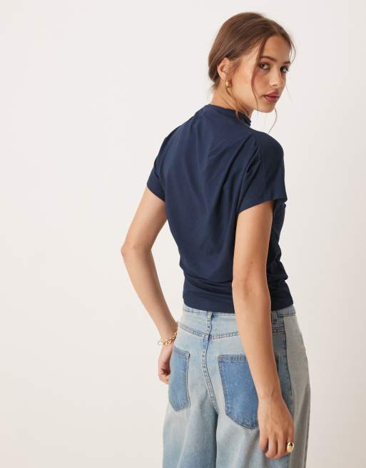 Top azul marino drapeado con detalle retorcido en el hombro de ASOS DESIGN, 4 de 4