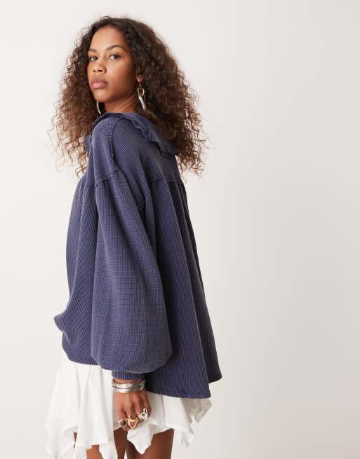 Top azul marino holgado extragrande con cuello babero de Free People, 2 de 4