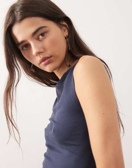 Top azul marino oscuro sin mangas con cuello barco de tejido muy suave Annie de Weekday, 2 de 4