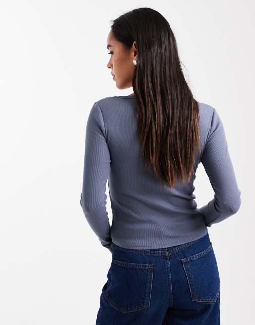 Top azul medio de manga larga con cuello cuadrado de Hollister, 4 de 4