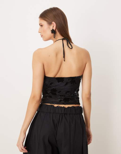 Top azul oscuro con cuello halter y patrón de hojas de terciopelo Daiki de Motel, 2 de 4