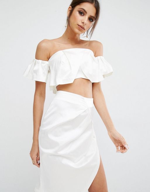 Белое платье с одним рукавом