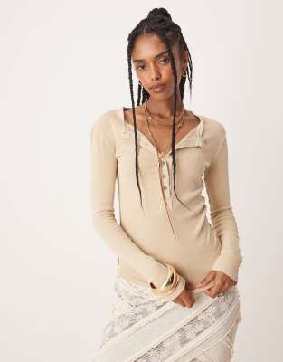 Top beis abotonado con cuello panadero Jamie de Free People - view 1