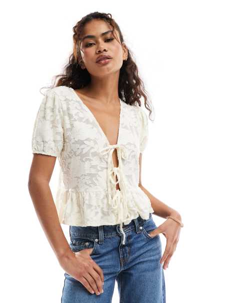 Top beis claro de manga corta con lazada delantera y mangas abullonadas de encaje de Miss Selfridge - view 1