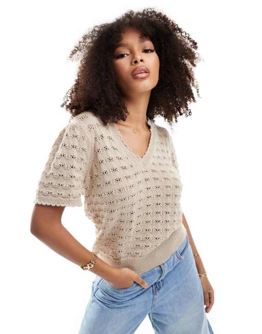 Top beis con cuello de pico de croché de Vila