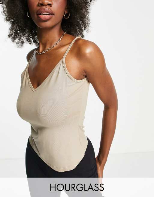 Top beis de tirantes con cuello de pico Ultimate de ASOS DESIGN Hourglass