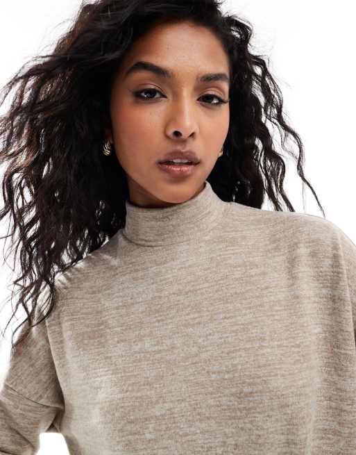 Top beis melange extragrande con cuello alto de punto liso de Vero Moda, 3 de 4