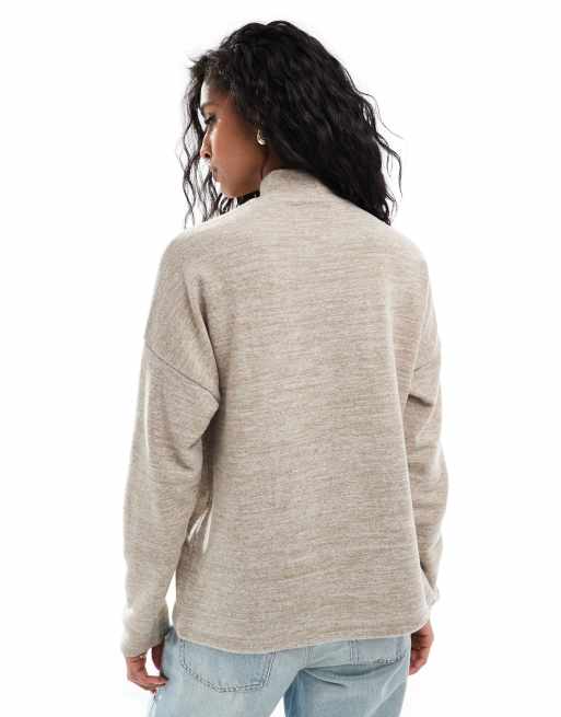 Top beis melange extragrande con cuello alto de punto liso de Vero Moda, 4 de 4
