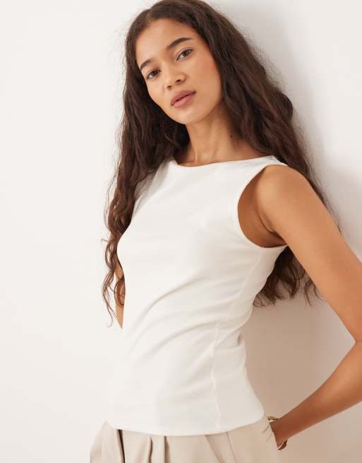 Top beis sin mangas con cuello barco de Mango