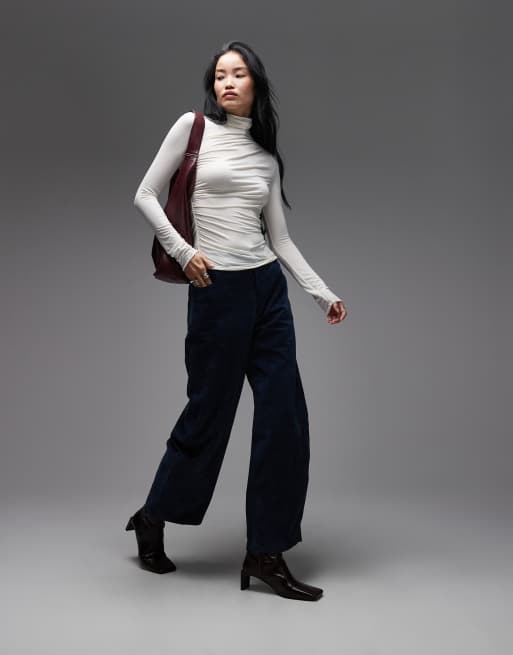 Top blanco asimétrico de manga larga y corte slim con cuello alto de & Other Stories, 2 de 4