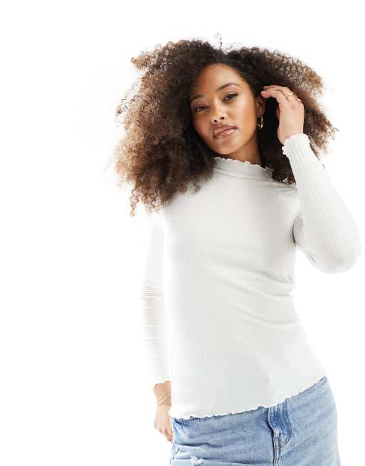 Top blanco con bordes ondulados de canalé de JDY