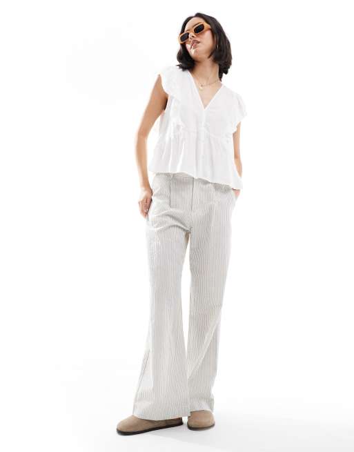 Top blanco con botones y detalle de volantes de ONLY, 2 de 4