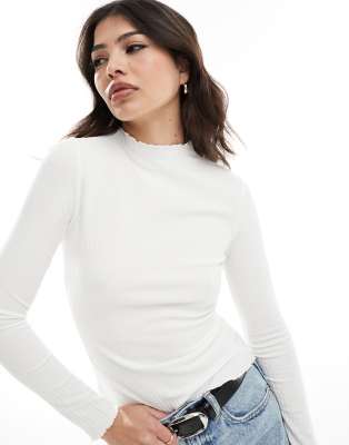 Top blanco con cuello alto y bordes ondulados de canalé de Only - view 1