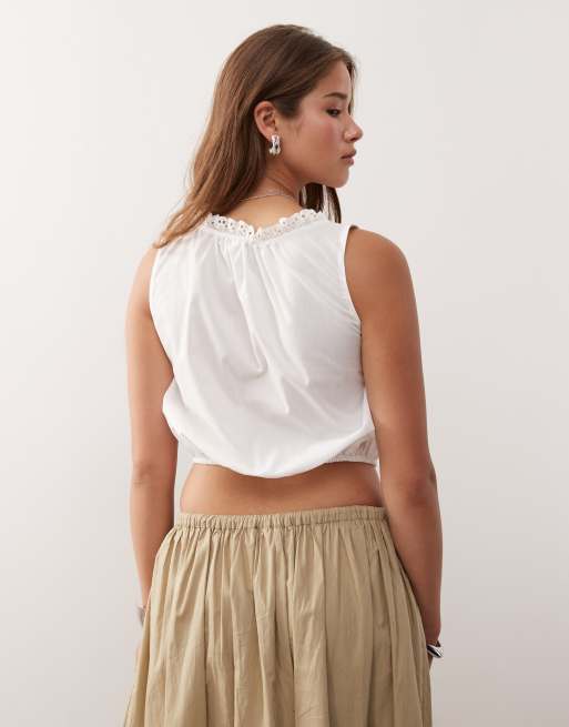 Top blanco con cuello cuadrado y ribete festoneado de bordado inglés de COLLUSION, 4 de 4