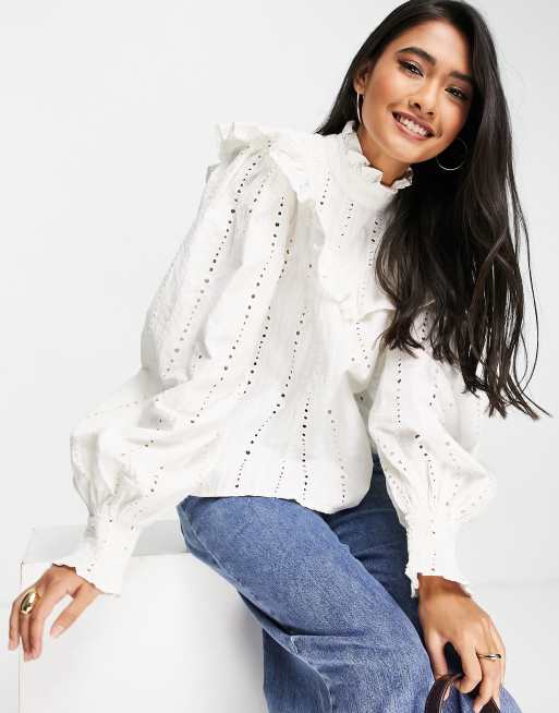 Top blanco con cuello de volantes y bordado inglés de ASOS Edition