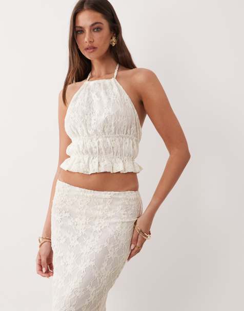 Top blanco con cuello halter, detalle fruncido y espalda abierta de encaje exclusivo de The Frolic (parte de un conjunto) - view 1