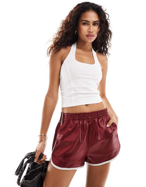 Top blanco con cuello halter y detalle de ribetes de COLLUSION