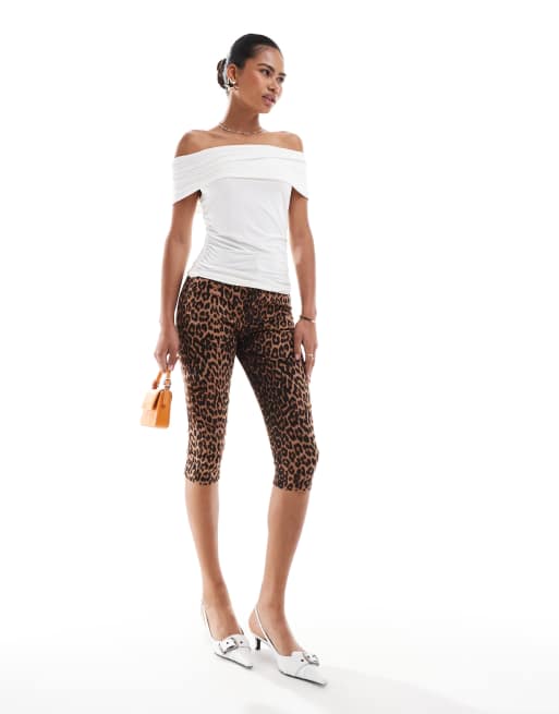 Top blanco con escote Bardot de punto de cupro de Monki