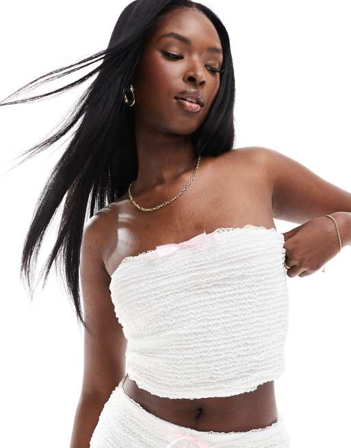 Top blanco con escote palabra de honor y volantes de ASOS DESIGN (parte de un conjunto)
