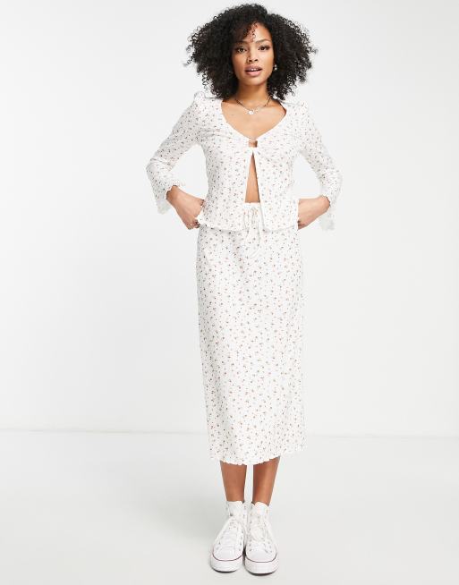 Top blanco con estampado de florecitas y detalle metálico delantero de piqué de The Frolic (parte de un conjunto)