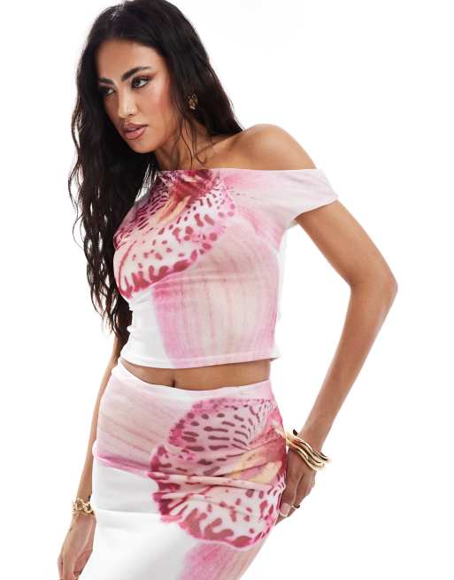 Top blanco con estampado de orquídea rosa y escote Bardot de malla de Kaiia (parte de un conjunto)