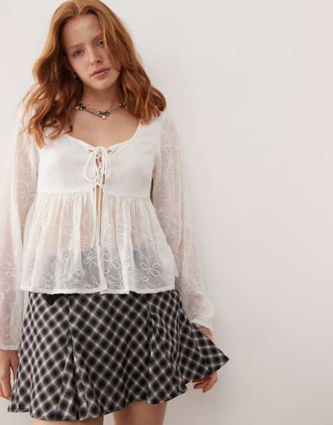 Top blanco con lazada delantera, lazo bordado y sobrefalda en el bajo de chifón de Reclaimed Vintage - view 1