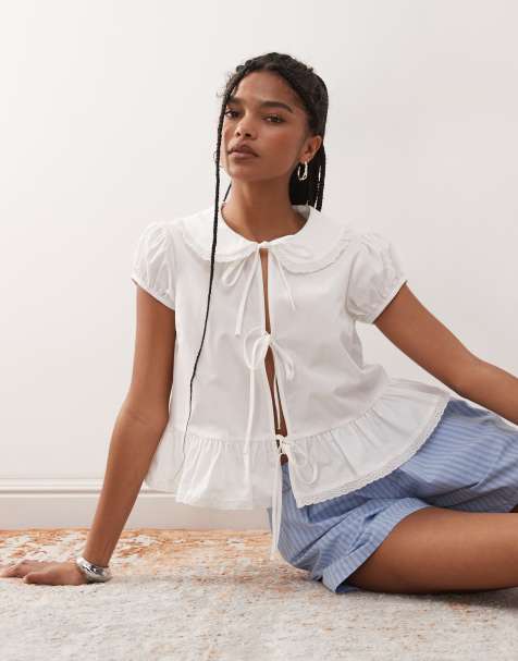 Top blanco con lazada delantera y cuello de solapas de COLLUSION - view 1