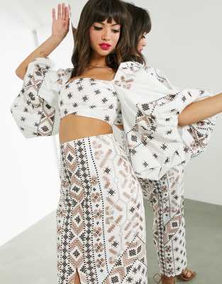 Top blanco con mangas abullonadas y bordados de mosaico de ASOS Edition - view 1