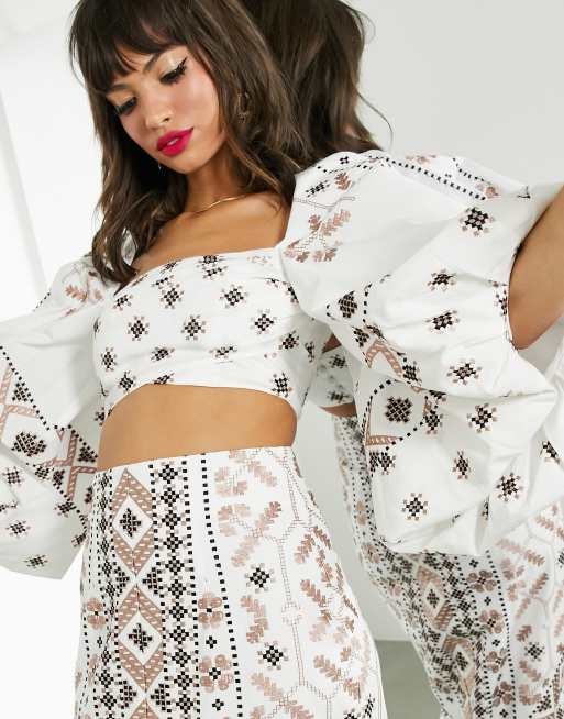 Top blanco con mangas abullonadas y bordados de mosaico de ASOS Edition, 3 de 4