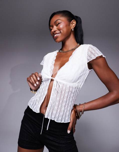 Top blanco con mangas acampanadas y lazada delantera de encaje de Princess Polly - view 1