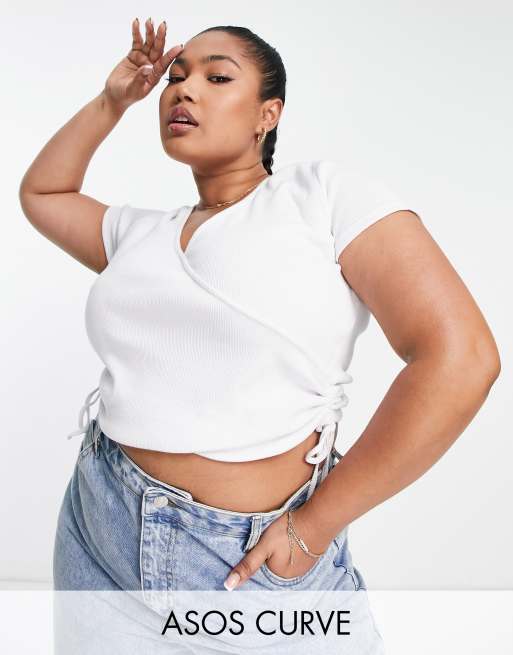 Top blanco cruzado con lateral fruncido de canalé de ASOS DESIGN Curve