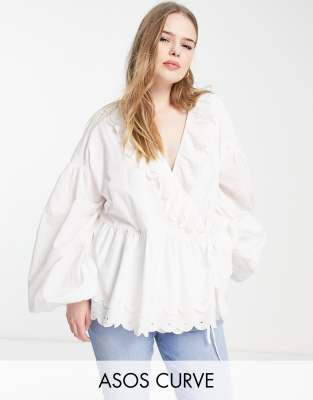 Top blanco cruzado de corte amplio con solapas de volantes y bordado inglés de ASOS EDITION Curve
